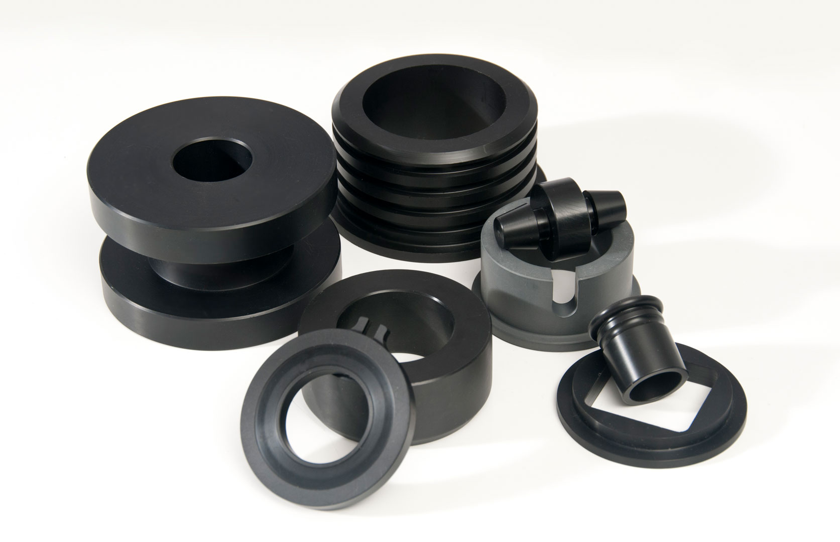 Mehrere Frästeile und Drehteile aus unterschiedlichen Kunststoffen, CNC Zerspanung in Niedersachsen