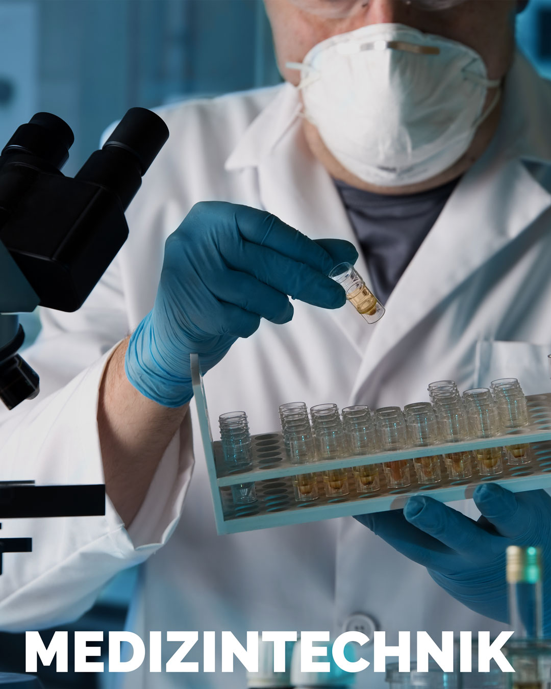 Einblick in ein Labor. Dazu der Schriftzug "Medizintechnik"