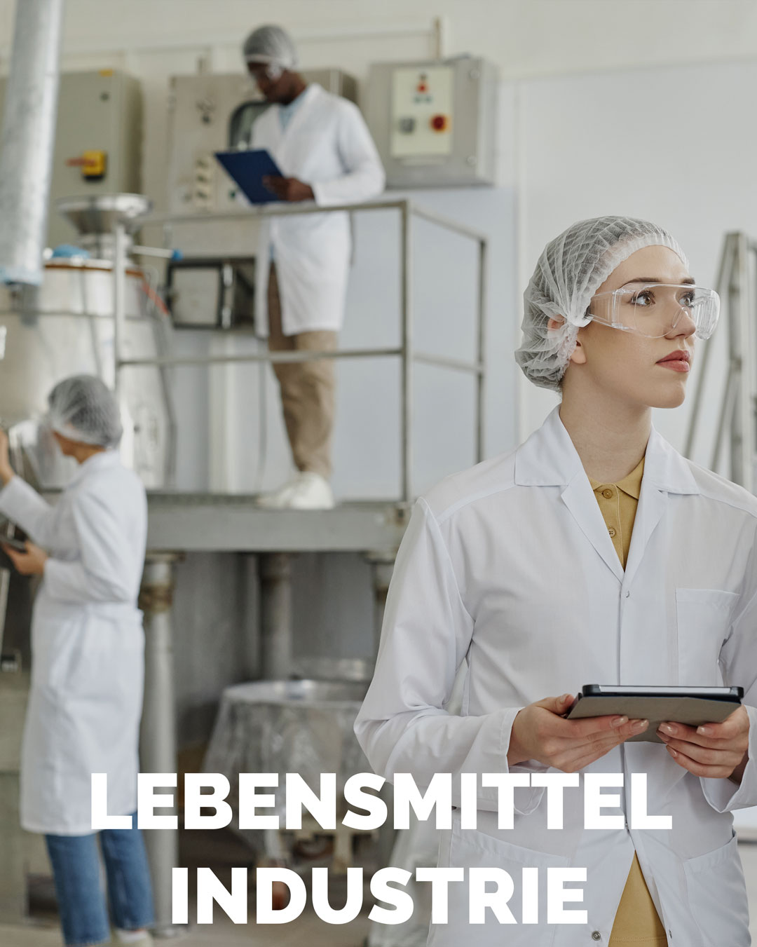 Einblick in einem Betrieb in den Lebensmittel hergestellt/verarbeitet werden. Dazu der Schriftzug "Lebensmittelindustrie"