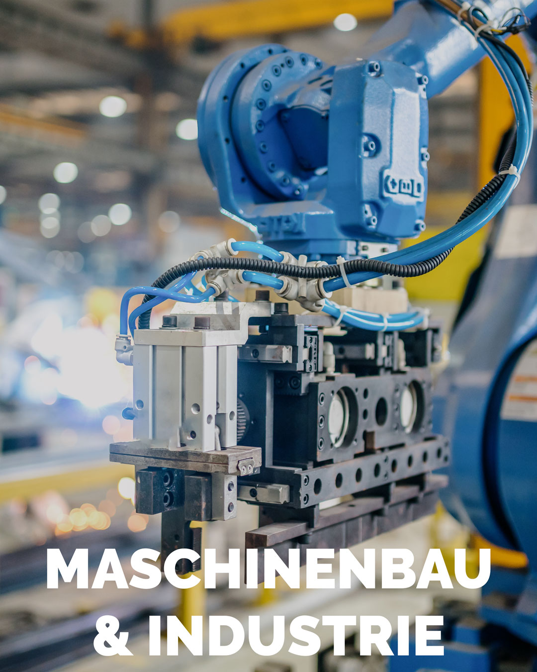 Eine Teil einer Maschine aus einer Fertigungskette. Dazu der Schriftzug "Maschinenbau & Industrie"