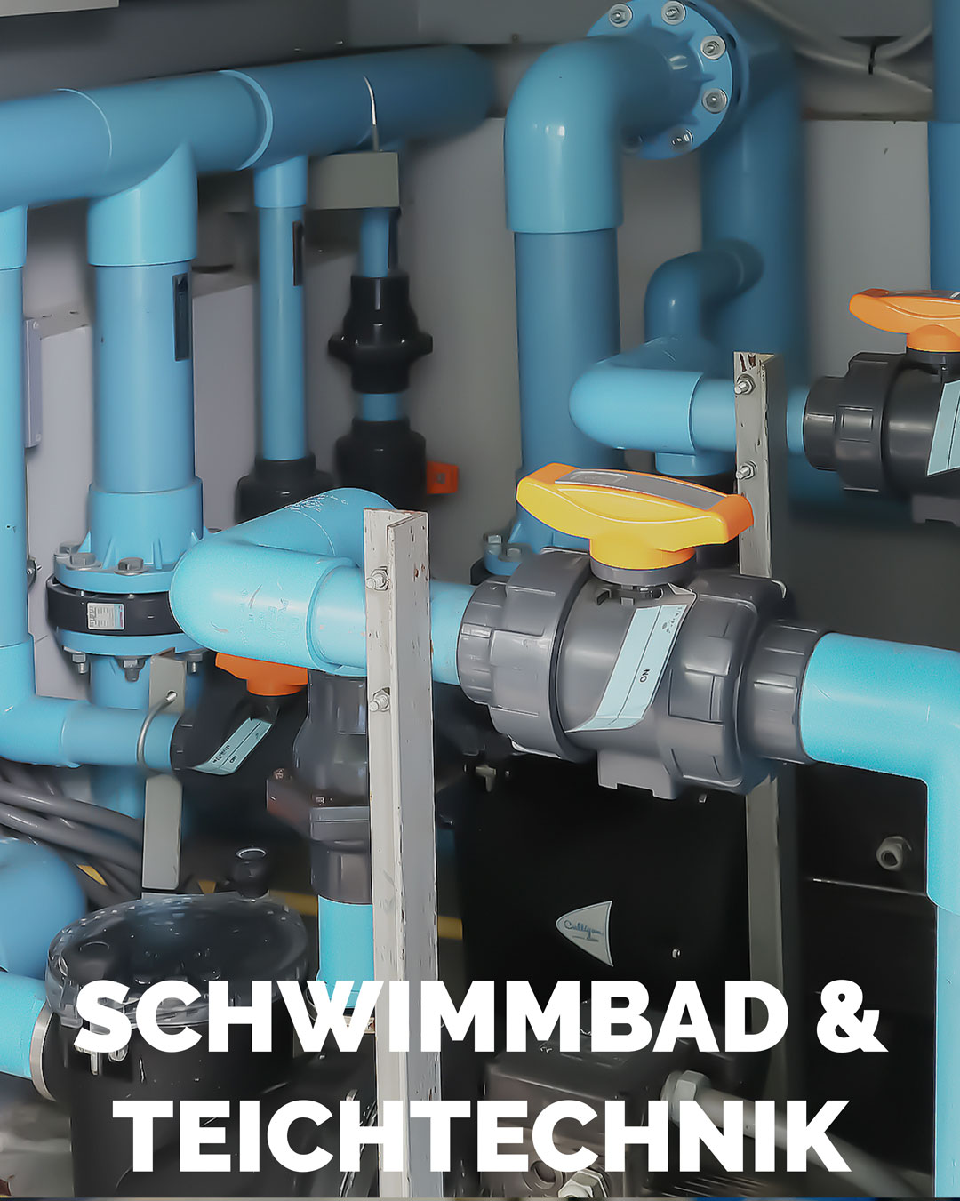 Einblick in ein Versorgungselement eines Schwimmbads. Dazu der Schriftzug "Schwimmbad & Teichtechnik"