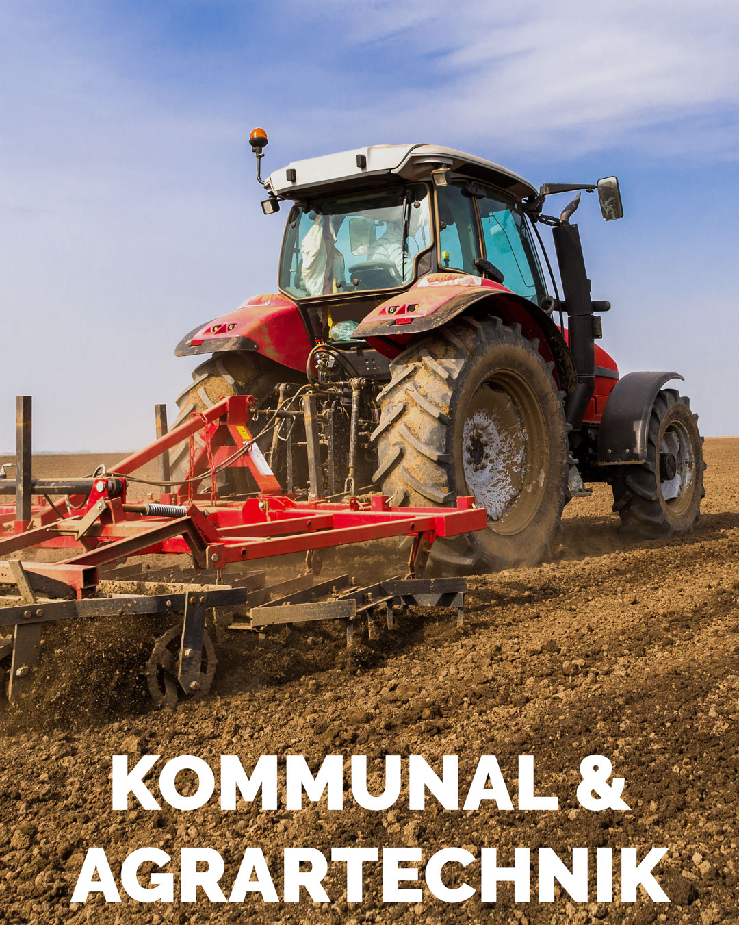 Ein Trecker mit Schleppe pflügt über ein Feld . Dazu der Schriftzug "Kommunal & Agrartechnik"