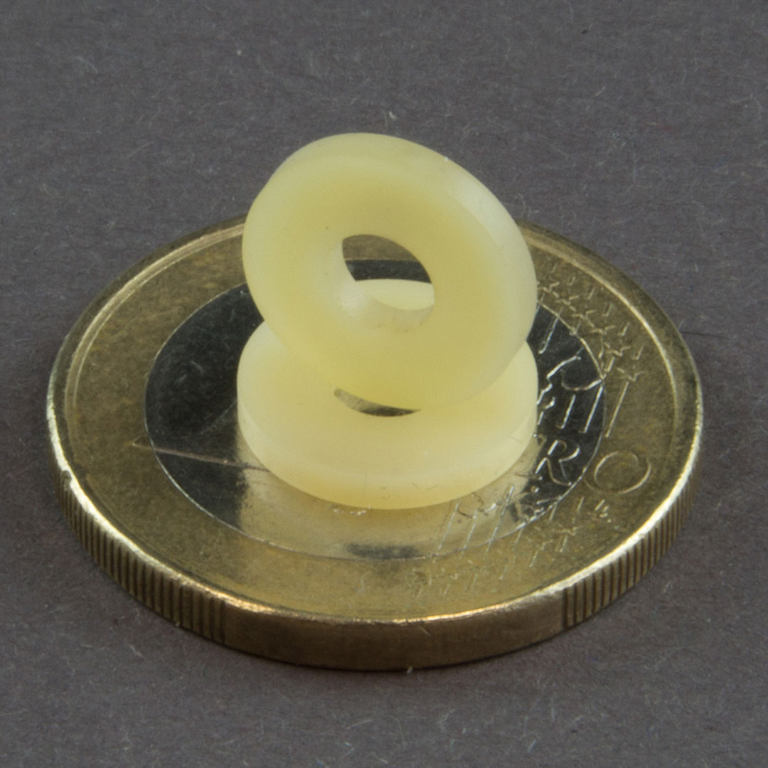 Ein sehr kleines PU-Drehteil auf einem Ein-Euro-Stück