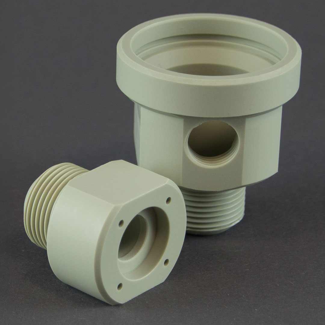 Bauteile aus PP die einer Kompinationsbearbeitung aus drehen und fräsen gefertigt wurden.