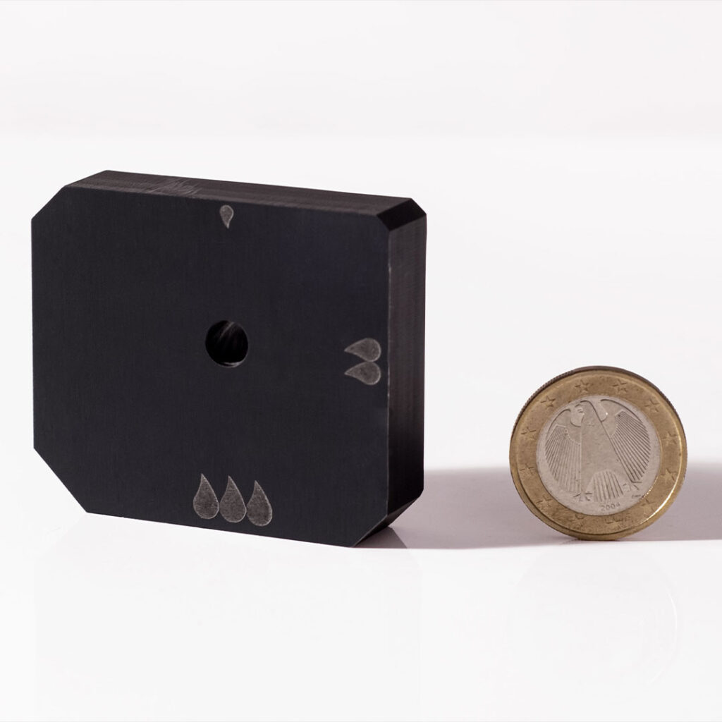 CNC-Frästeil in PE1000 schwarz mit gefrästen Gravuren