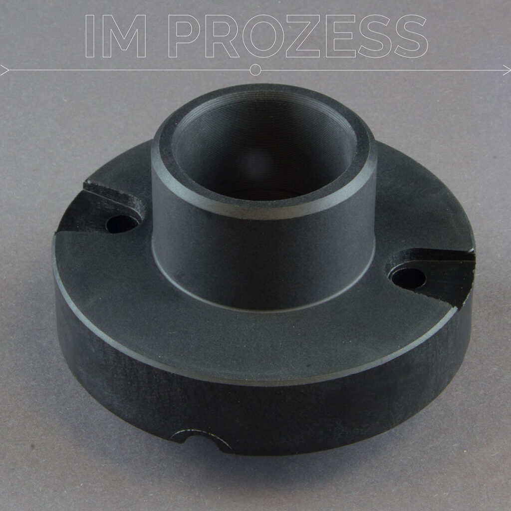 Ein schwarzes Spritzgussteil aus PA6 GF, nach unserer Nacharbeit