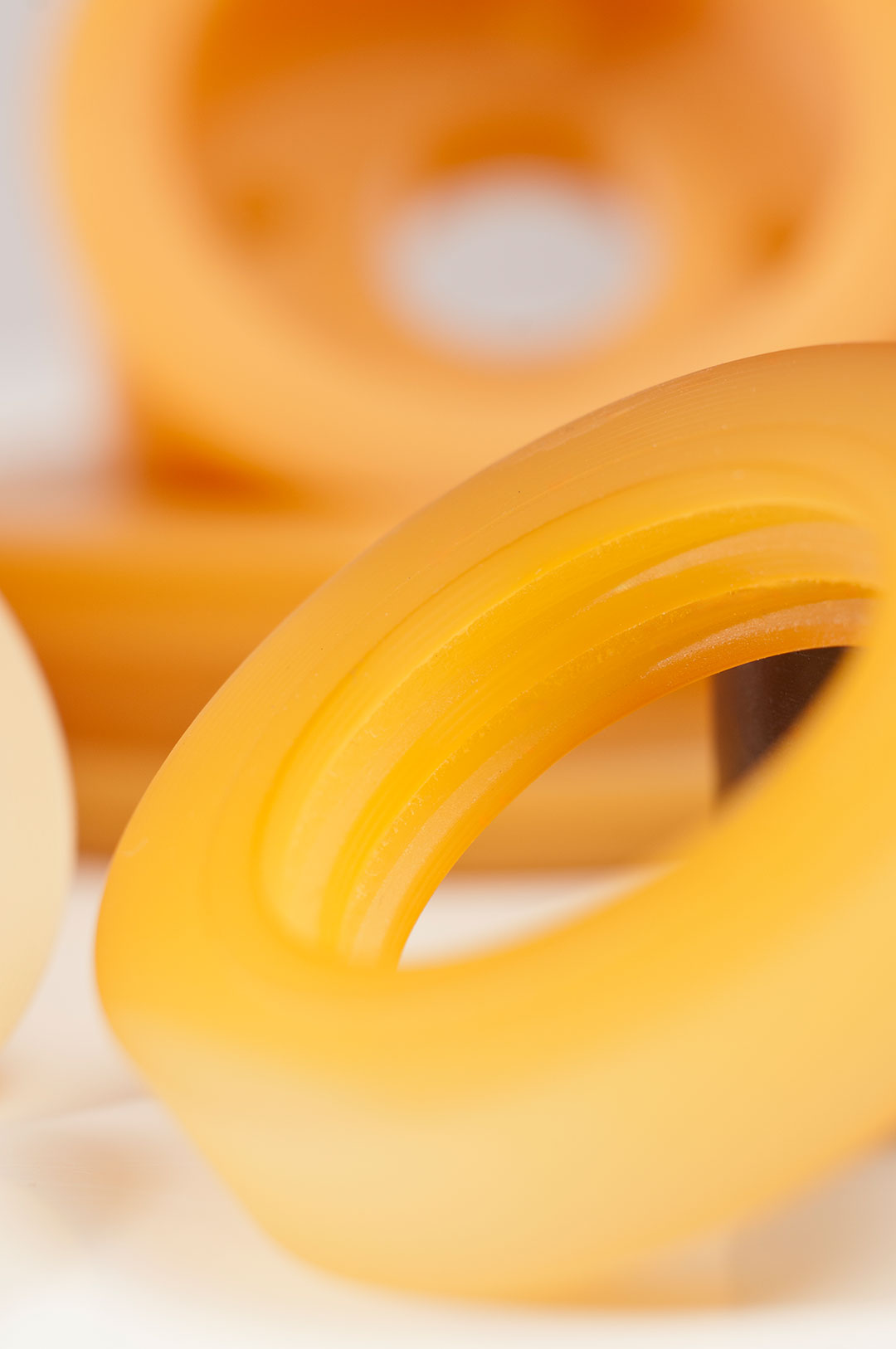 Detailaufnahme von einem Ring aus PU