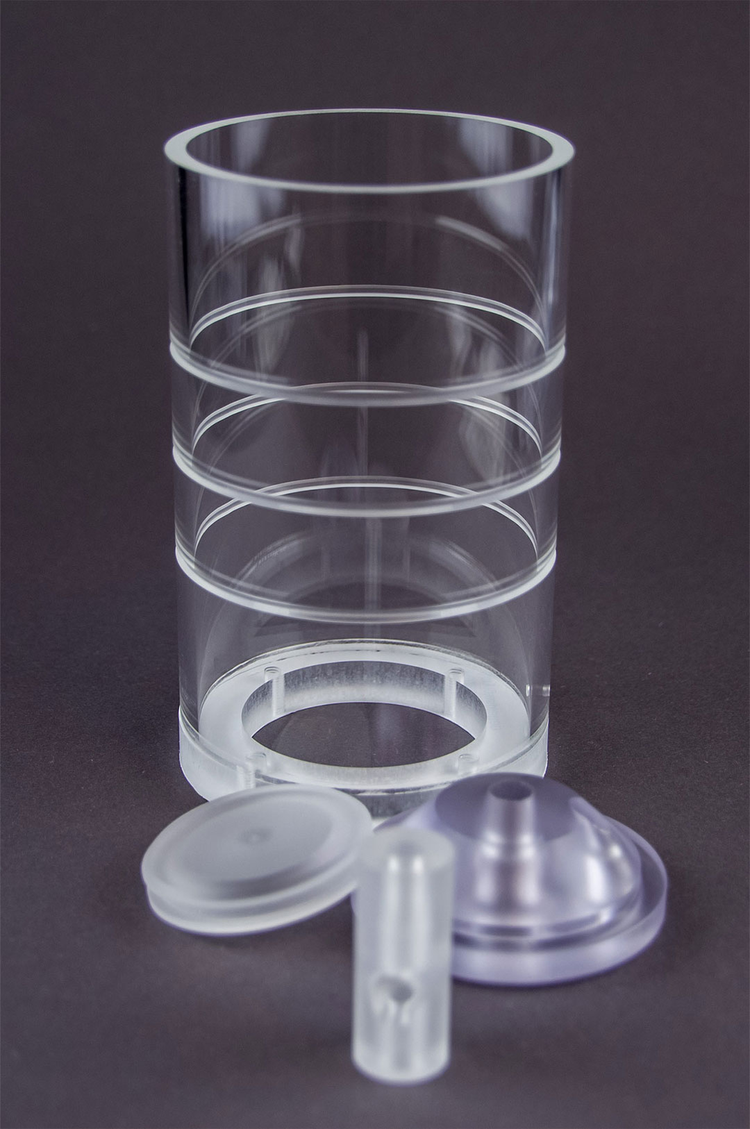 Verschiedene Drehteile und Frästeile aus transparenten Kunststoff wie PMMA und PC