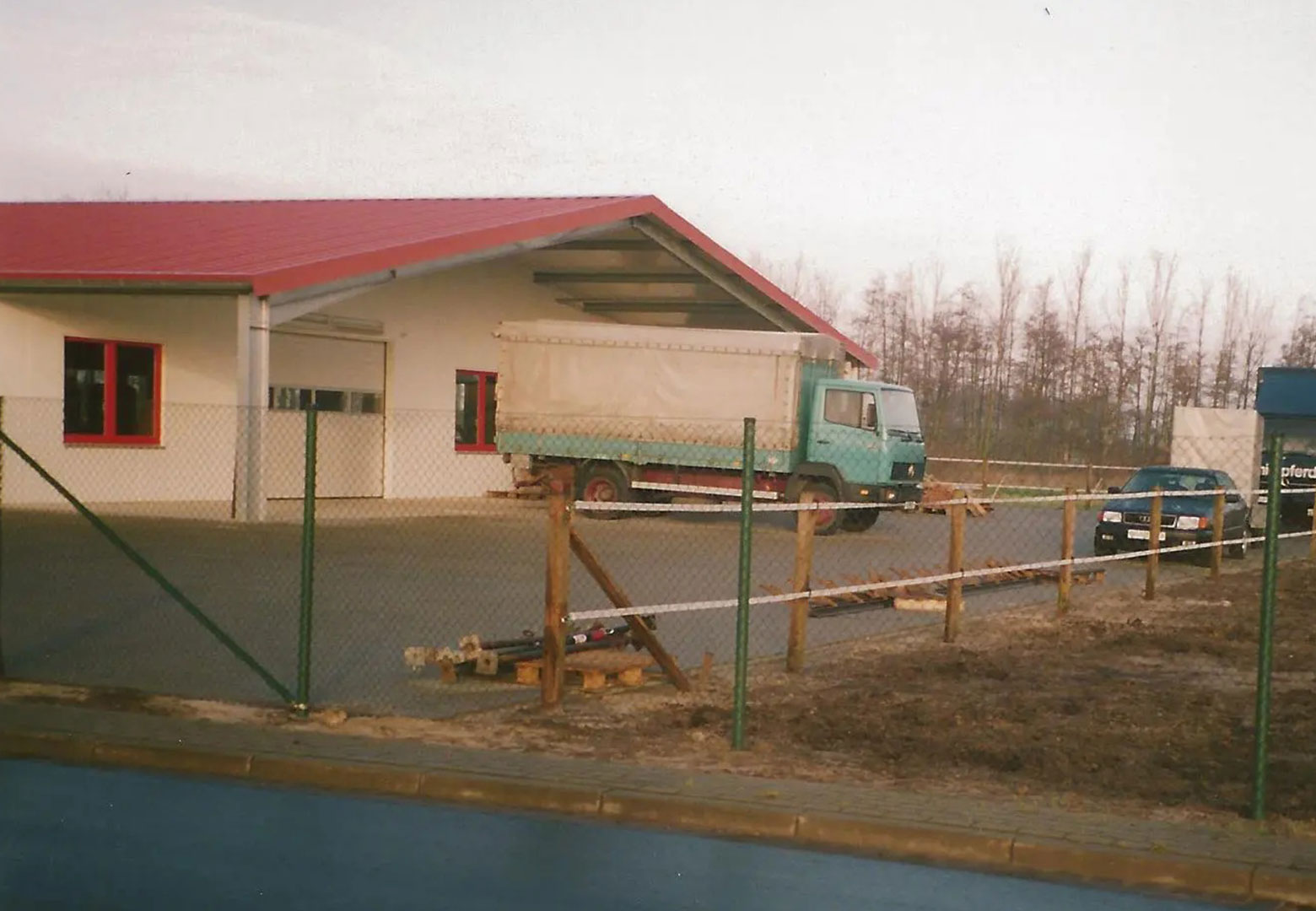 Historisches Bild des alten Fertigungstraktes von LAMPE Kunststoffbearbeitung