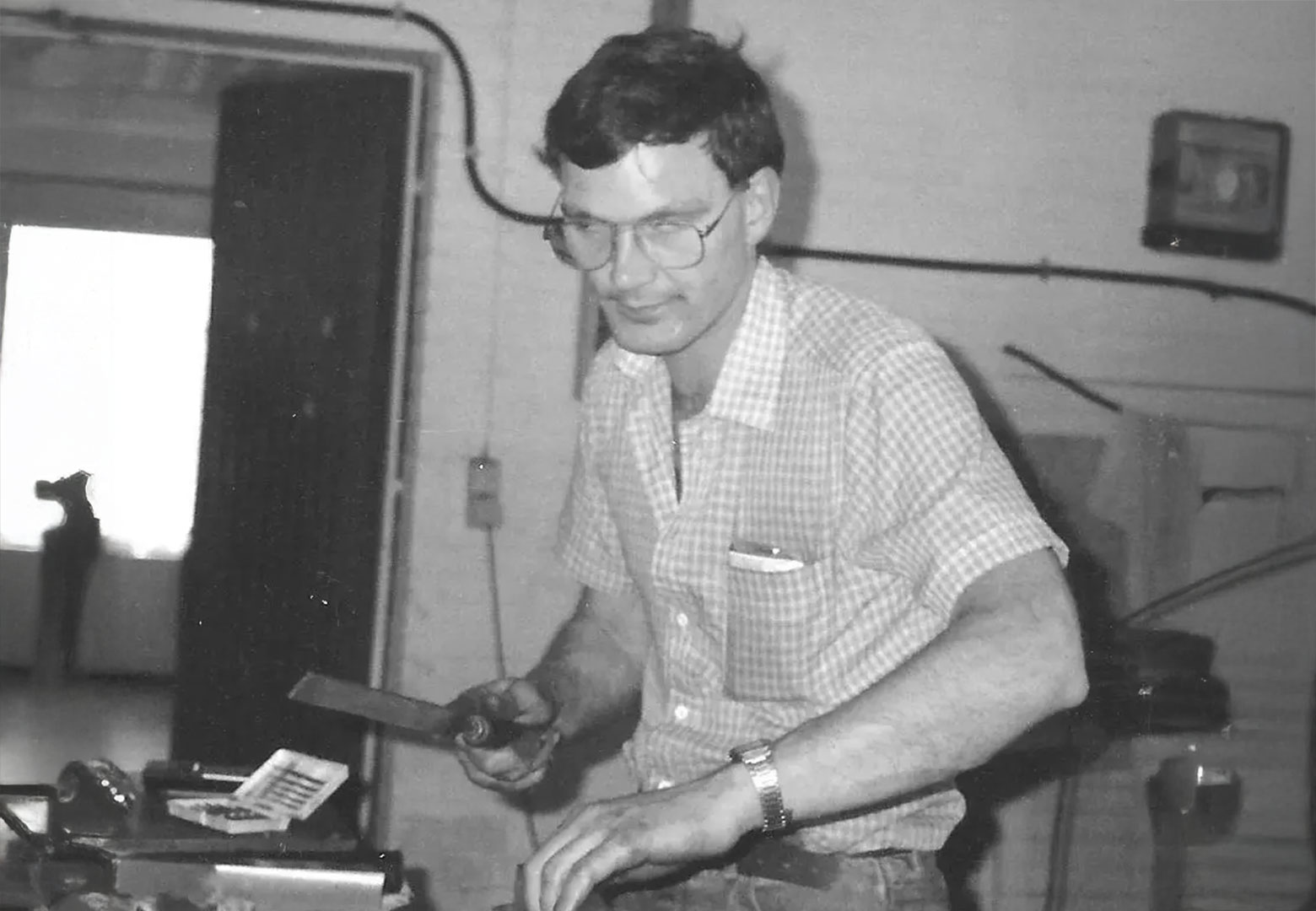 Historisches Bild von Ralf Lampe bei der Arbeit mit Kunststoff